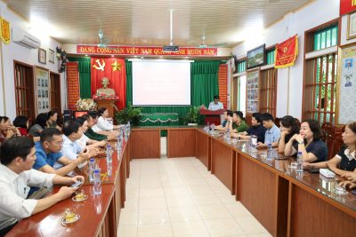 TRƯỜNG THCS HẢI LÝ TỔ CHỨC HỘI NGHỊ TRI ÂN, CHIA TAY NHÀ GIÁO LÊ THỊ HẰNG – NGUYÊN BÍ THƯ CHI BỘ, NGUYÊN HIỆU TRƯỞNG NHÀ TRƯỜNG NGHỈ HƯU THEO CHẾ ĐỘ